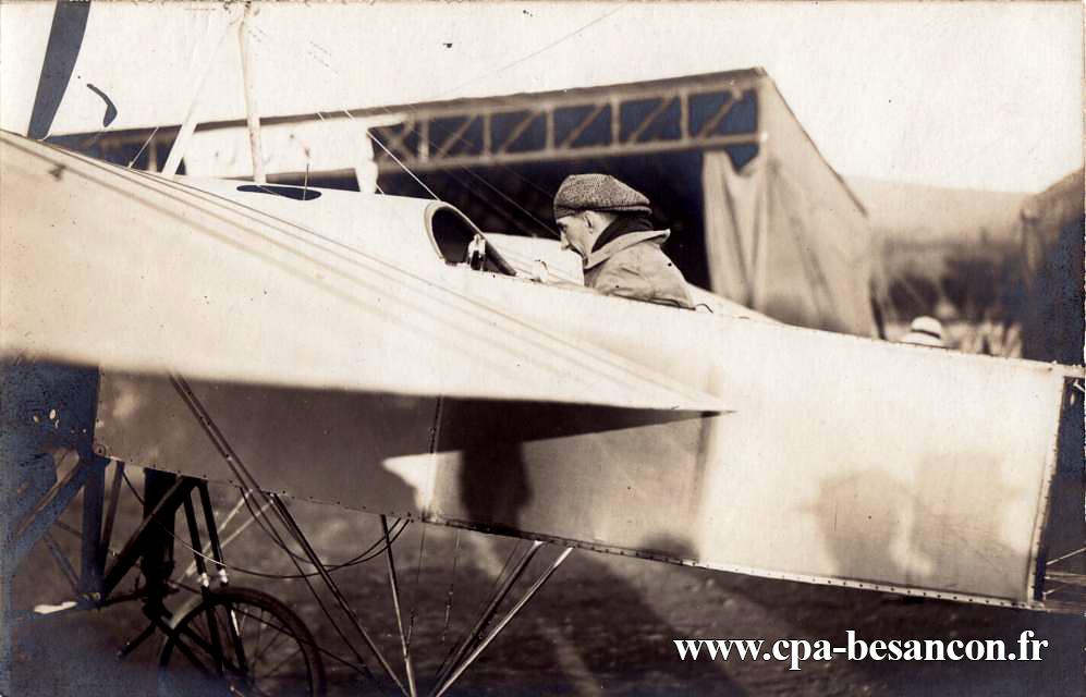 BESANÇON-MEETING des 14, 15 et 16 juillet 1911 - Aérodrome de Palente. - L aviateur Legagneux dans son avion.
